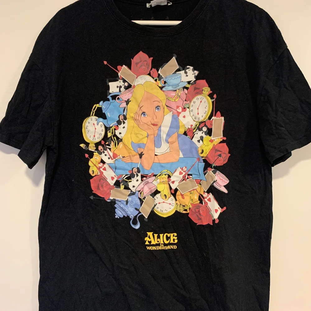 Svart T-shirt med tryck från Zara! Strl S oversize. Kan fraktas men köparen står för frakt🥰. T-paidat.