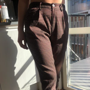 Rutiga kostymbyxor  - Rutiga byxor från PULL&BEAR, snygga i passformen. Använda ett fåtal gånger. 