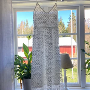 Vit klänning  - Jättefin vit klänning, som är perfekt som studentklänning, säljer denna då jag valde en annan. Köpt från Nelly men är från Vila, slutsåld på Nelly, storlek 36, nypris 699kr, tveka inte om att fråga saker eller vid intresse om fler bilder 🤩🥰