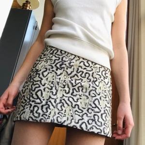 H&M kjol - Jättefin H&M kjol i storlek 34💕🥰! Älskar den men är tyvär för liten för mig. Har ändrat använts en gång. Nypris 400 kr. Köparen står för frakt.