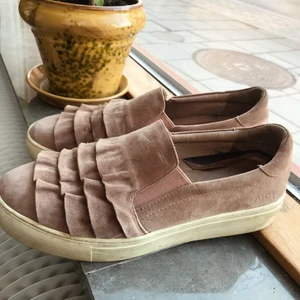Dasia skor - Superfina Dasia rosa mocka sko💕🥰 i storlek 38-39. Använda en del men i gott skick! Säljare står för frakt. Nypris 1000kr!