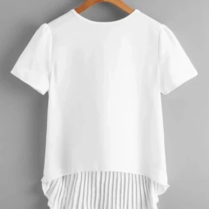 Vit blus😍 - Det här är en vit blus😌använd 2 gånger av mig, tvättar den innan jag skickar