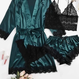 Morgonrock med pyjamas shorts och spets linne  - Jätte fin morgonrock med pyjamas shorts och spets linne I storlek SMALL. Har aldrig använts då jag beställde i en för liten storlek. Väldigt fint skick. Köparen står för frakten💞