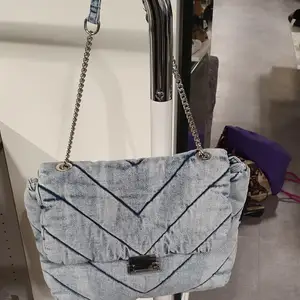 En unik super fint och trending Jean's quilted väska. I mycket bra skick och passar till allt. Man kan använda den som en banquet väska eller hand väska. Finns fler bilder och bud I kommenterna inklu frakt. 
