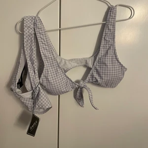 Rutig bikini - Säljer denna sprillans nya bikini som jag råkade beställa i fel storlek som inte passade mig. Tänk er så najs på stranden i sommar😍 köparen står för frakt