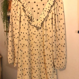 Ganni klänning - Prickig söt klänning från Ganni! Använd endast två gånger. Köparen står för frakten.