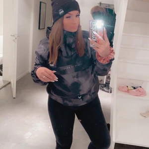 Dope jacka - Jacka från dope (tunna modellen) i storlek S i nyskick (går ej att köpa längre), endast använd 2/3 gånger, säljer då den ej kommer till andvändnig. Kan skicka fler bilder vid intresse. Nypris 1299 kr, kan gå ner i pris vid snabb och smidig affär❣️