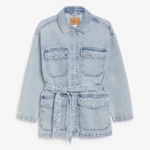 Jeansjackan  - Min fina jeansjacka från gina tricot har tyvärr blivit för liten... Storlek xs men är oversize så passar S oxå☺️☺️ Köpt för 500kr men säljer för 200!