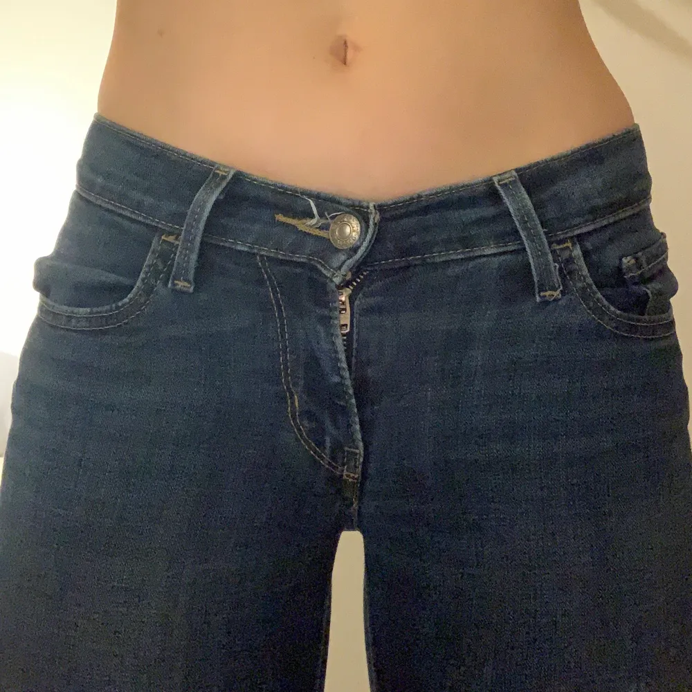 LÅNGA lågmidjade jeans från levi’s (skinny). Storlek 24 i midjan, tror 34 i längden (funkar för mig som är 178cm). Köparen står för frakten:)). Jeans & Byxor.