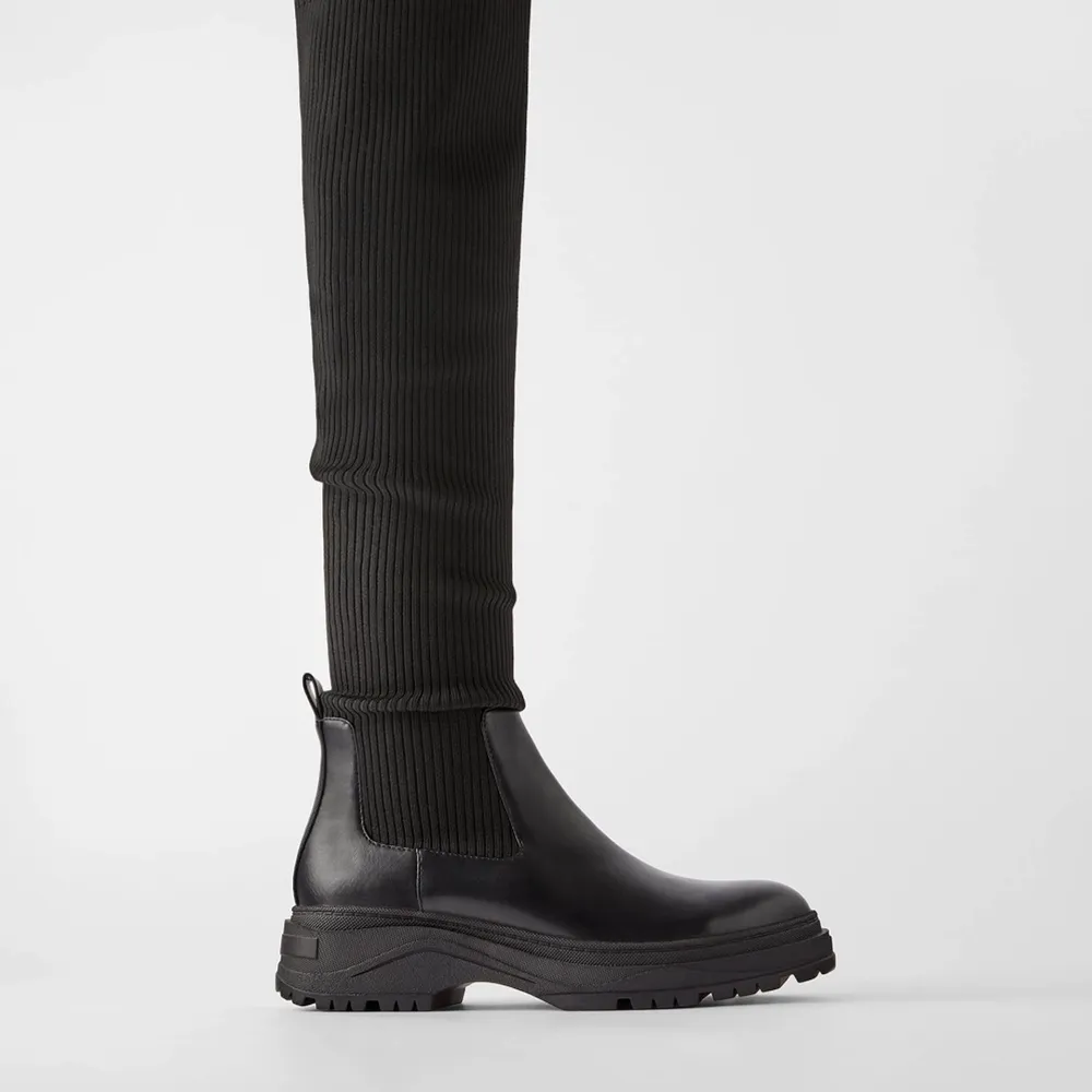  knee high boots från ZARA med strumpkänsla. Supersnygg modell med en ordentlig sko. Använd fåtal gånger. Storlek 40, funkar om man har 39 också. Skor.