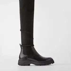  knee high boots från ZARA med strumpkänsla. Supersnygg modell med en ordentlig sko. Använd fåtal gånger. Storlek 40, funkar om man har 39 också
