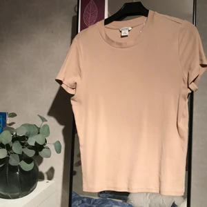 T shirt🖤 - Beige T-shirt från monki som knappt är använd!😝