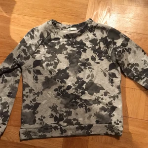 Sweatshirt🖤 - Så fin sweatshirt i jättebra och mysigt material. Väldigt fint skick😝