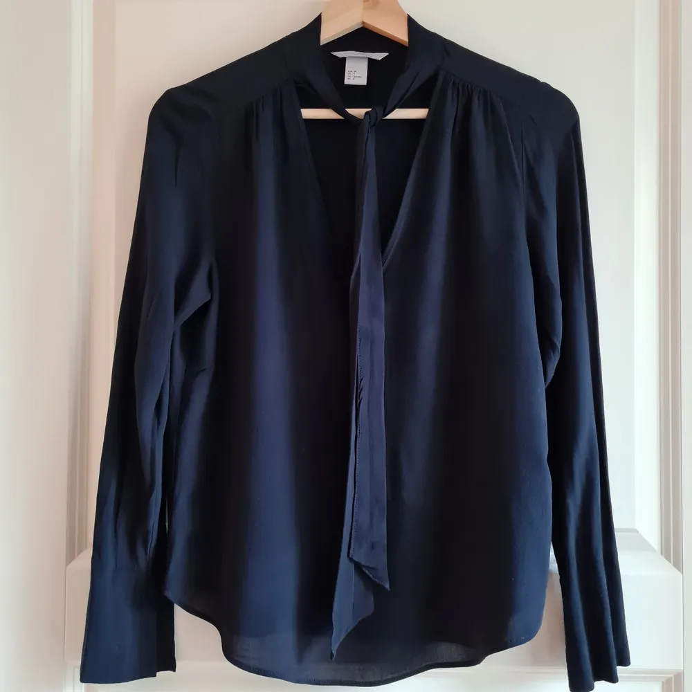 Blouse from H&M. In reality the color is very dark bottle green. Thin flowy fabric makes it good for spring and summer ☀️ Cut tie In the neckline. Size on the tag says 38 but I think it is smaller and would fit 36 better.. Blusar.