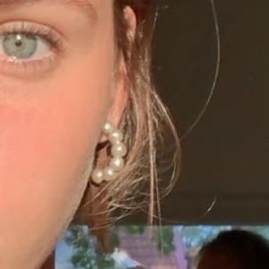 Örhängen 🥰 - Säljer dessa skitfina örhängena ! Säljer då jag har 2 par exakt likadana så de jag säljer är HELT oanvända 🥰