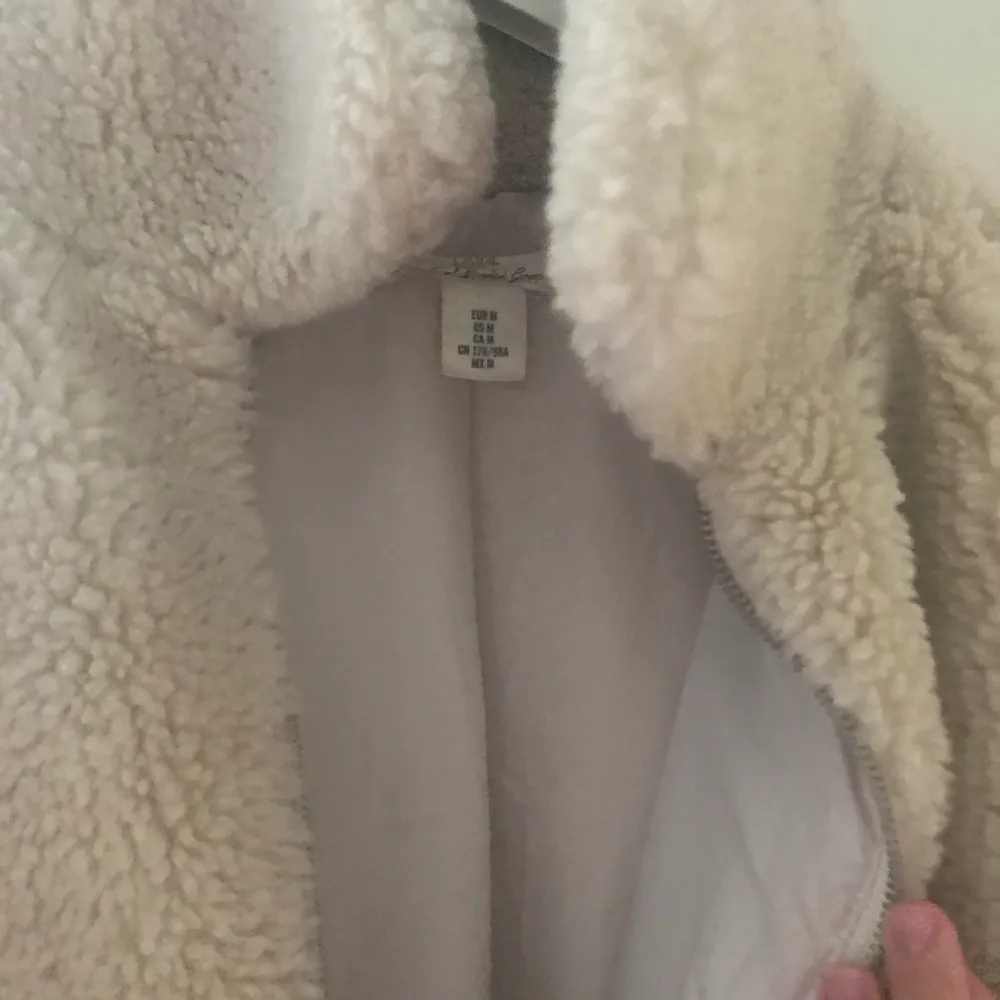 En söt varm fluffig jacka från H&M, frakt tillkommer på 60kronor då jackan är rejäl. ✨🦋☀️. Jackor.