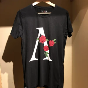 Svart Slade t-shirt  - | Hör av er om ni har frågor eller vill ha fler bilder
