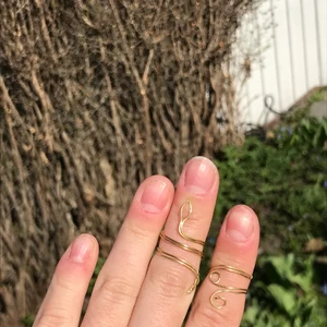Guld wire ringar - Handjorda wire rings som görs utefter dina mått☺️💗 fler modeller går även att göra säg bara till och de finns även i silver!🦋 endast 20kr