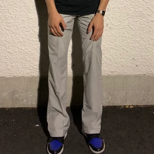 Gråa byxor! - Säljer nu dessa byxor pga att jag får för lite användning av dem. Super sköna och extremt snygga byxor som man kan matcha med vad som helst. Lite smalare upp till men är bredare nere vid fötterna, men fortfarande breda i passformen. Köparen står för frakt, tveka inte på att kontakta mig vid frågor eller funderingar