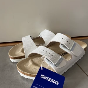 Birkenstock Arizona BS white - Birkenstock Arizona BS white. Helt nya och obrukade. Spännen för att reglera passform. Kartong medföljer vid intresse. 