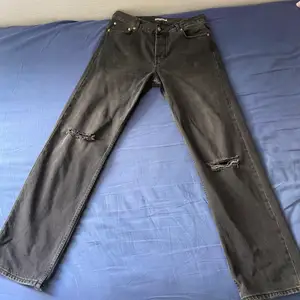 Tjena säljer dessa nevermind jeans från junkyard i strolek 32. Bara använt dem några få gånger och dem är fortfarande i väldigt bra skick. Nypris 500kr