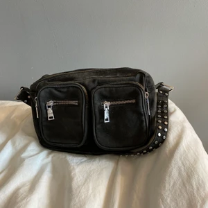 Väska från Noella - Super fin väska från Noella, säljer pga kommer inte till användning:( haft den i 2 år men inga skador över huvudtaget. Tyvärr tappat bort det långa bandet men det är nästan finare enligt mig. Eftersom jag haft den länge säljer jag den för 400 ink frakt<3  