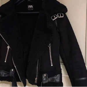 Jacka - Lägger upp denna annons igen då jag vill bli av med denna jacka snabbt, köpte fel modell därav används den inte💕💕 perfekt till våren eller sena sommarkvällar 