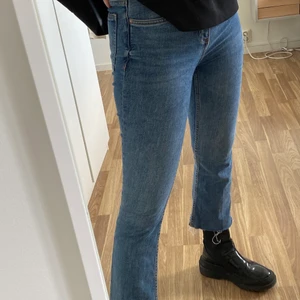 Mörkare Jeans  - Ett par jeans från zara med en lite mörkare tvätt. Det är slimfit men lite större nedtill. Jeansen är mycket Stretchiga och lyfter verkligen rumpan. Dom är också mycket snygga till boots och det är så jag oftast stylat dem. 