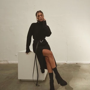 Klänning  - Lång stickad klänning från Bianca x Nelly kollektionen. I storlek L 🖤