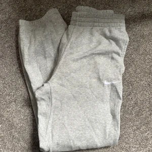 Nike byxor - Snygga nike byxor som tyvärr har blivit för små. Sitter som xs ungefär.