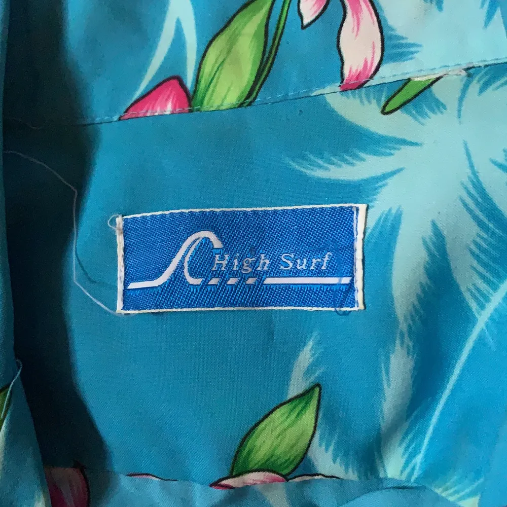 Hawaii-skjorta köpt second hand! Väldigt tropical 🌸🌺 och färgglad. :) Den sitter som en M och har en oversized look. Helt felfri - inga fläckar eller andra defekter. 🤪. Skjortor.