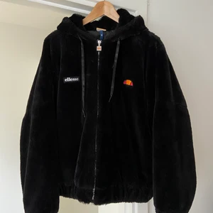 Ellesse jacka  - Världens skönaste, snyggaste jacka! Köpte den i för stor storlek så den är knappt använd. 