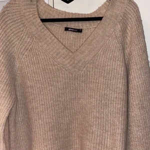 Stickad tröja - Jätte mysig stickad tröja som inte stiks eller något! Den är tyvärr förstor för mig. Köparen står för frakt. 🚚 kan även mötas upp i stockholm.