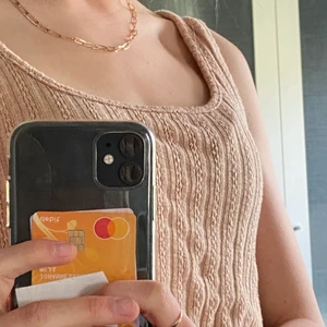 Beige, ribbat, croppat linne - Säljer detta oanvända linnet!😔 Älskar färgen och materialet  då den är superstretchig och mjuk!🤎 säljer endast pga platsbrist, köpare står för frakt✨