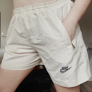 NIKE SHORTS/BADBYXOR - Dessa Nike badbyxor har jag inte hittat någonstans på internet. Dom är stora i storleken men har som tur dragsko för att tight:a till shortsen. Jag har strl 44 i byxor/shorts, och när jag drar åt dessa så sitter dom fint!  SKICKET PÅ PLAGGET : är i okej skick.