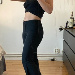 Kostymbyxor med slits  - Önskar att jag passade i lågmidjade för dessa är så snygga, slits och lågmijade i kostymbyxa material 💚💚💚