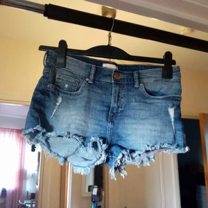 Storlek 36  - lågmidjade korta shorts blåa 