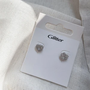 Fina silver örhängen - Jag säljer dessa silver örhängen. Jag har alldrig använt dom så därför är dom i ett bra skick. Dom är från Glitter✨