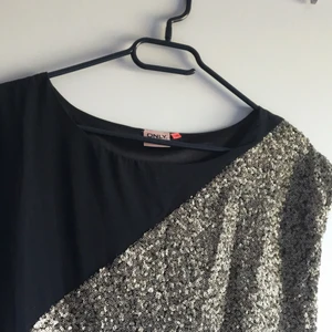 Gold svart kläning - Kläning från Only