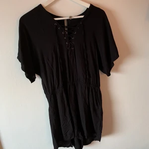 Byxdress - Ursöt byxdress perfekt till sommaren! Den är kort i benen och har snörning framtill😍