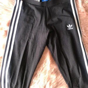 Adidas tights - Säljer mina adidas tights då jag inte använder dem, använda ett par gånger. Pris kan diskuteras. Katt finns i hemmet men håret går bort 😊🌸