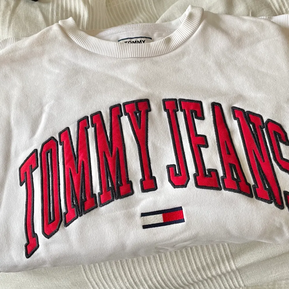 Säljer denna superfina tröja från Tommy Jeans åt min pojkvän! Unisex! Mycket bra skick! Storleken är S, men den är oversized så passar både större/mindre beroende på hur man vill att den ska sitta! Köparen står för frakt!💗. Tröjor & Koftor.