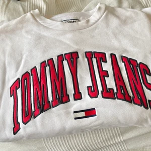 Asball sweatshirt - Säljer denna superfina tröja från Tommy Jeans åt min pojkvän! Unisex! Mycket bra skick! Storleken är S, men den är oversized så passar både större/mindre beroende på hur man vill att den ska sitta! Köparen står för frakt!💗