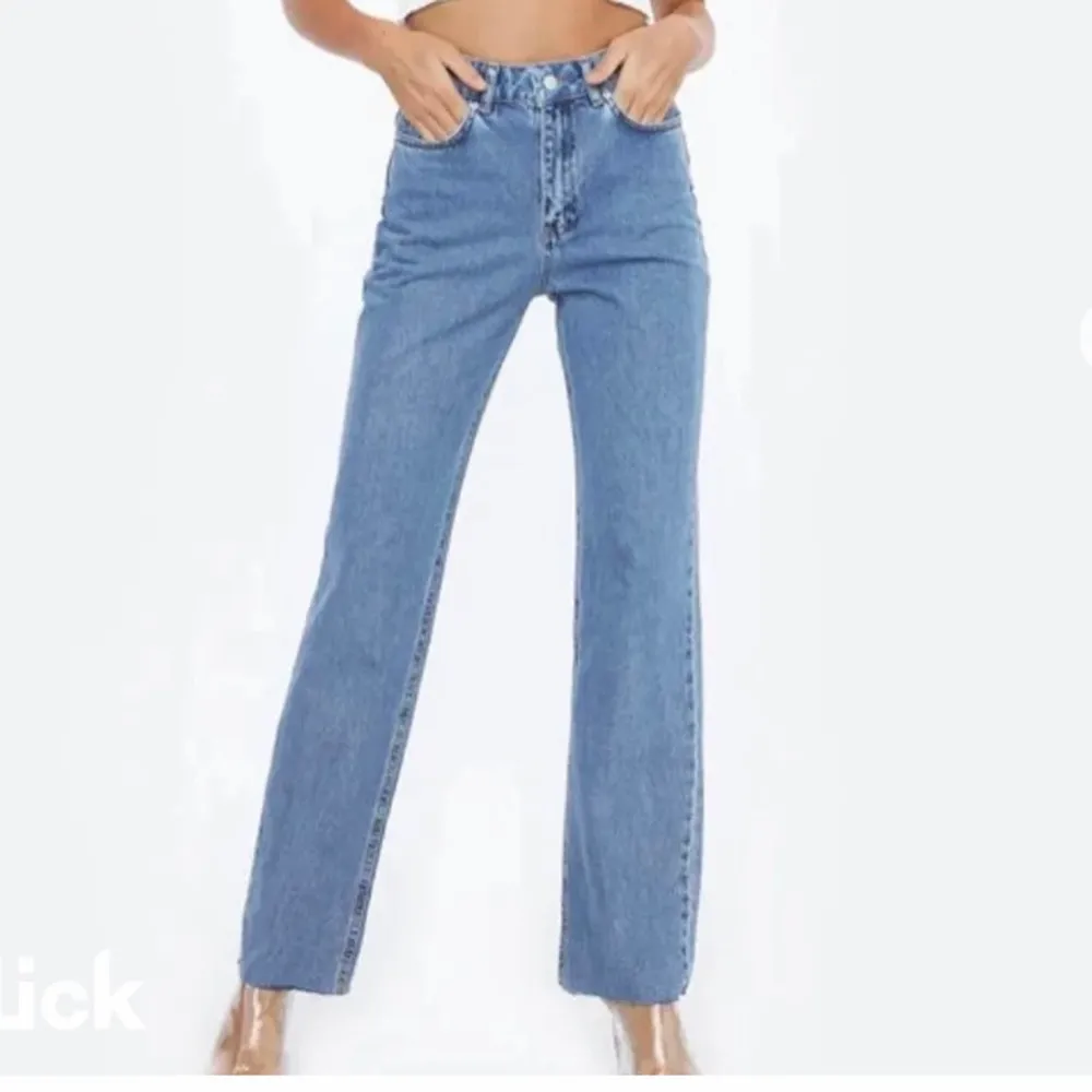 Säljer dessa snygga jeans från chiquelle då de inte passar mig längre! Dom är klippta och passar dig som är mellan 160-165cm lång. Kontakta mig för mig för mer info!. Jeans & Byxor.