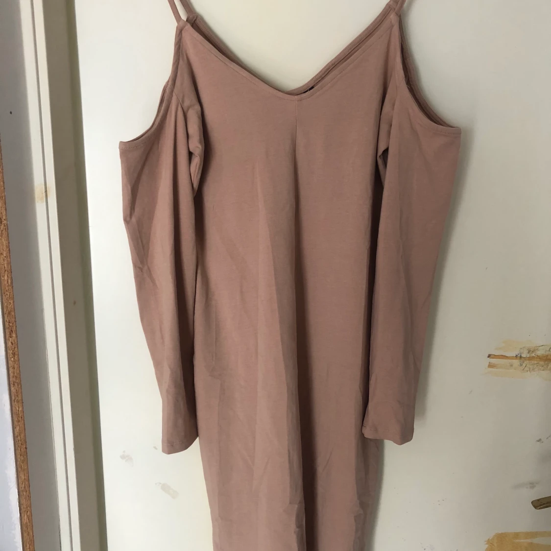 Klänning med öppna axlar