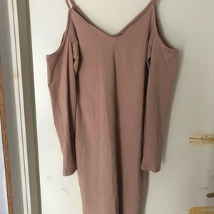 Klänning med öppna axlar - Säljer denna klänning då den inte passar mig. Lappen är ej kvar men skulle gissa på att den är storlek M. Stretchig. Köparen står för frakt. Katt finns i hemmet🌸