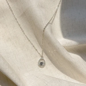 Fint silver smycke - Jag säljer detta fina silversmycke från Glitter! De är i ett fint skick eftersom jag bara använt det 1 gång. Det är ca 25 cm lång.