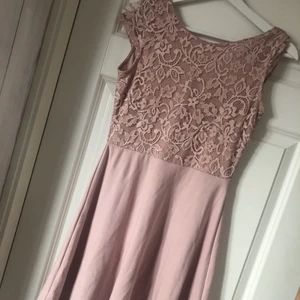 klänning, storlek S 158-164, 110kr - En mycket söt ljusrosa klånning som jag använde till min skolavslutning förra året. (KÖPAREN STÅR FÖR FRAKTEN!!) kan bytas