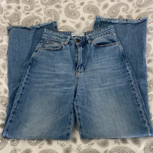 Straight jeans - Jeans från stradigvarius i modellen long straight fit, hål på knäna och jag som sytt dit en extra knapp som enkelt går att ta bort. De är storlek 34 men mer som en 36, lite för långa för mig som är 163. Kan mötas i linköping elr så står köparen för frakten.