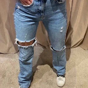 Pull and bear jeans  - Säljer mina populära pull and bear jeans då dom e för små (dörför har jag inga bilder när jag har på mig dom) jag är 170 och dom e bra långa på mig💞  om många är intresserade så blir det budgivning💞